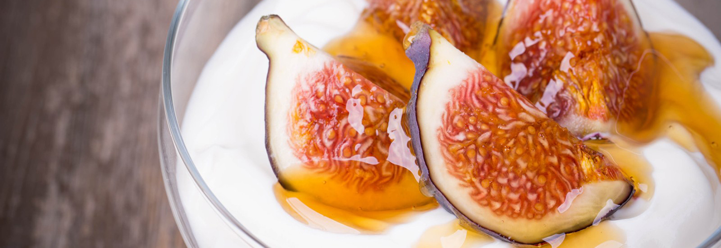 figs on yoghurt with honey