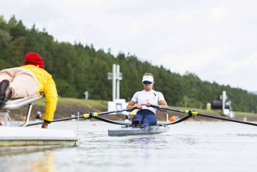 GB woman sculler going of the start