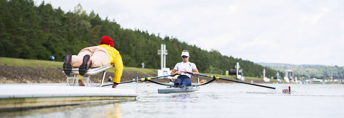 GB woman sculler going of the start