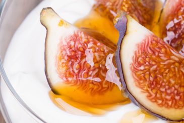 figs on yoghurt with honey