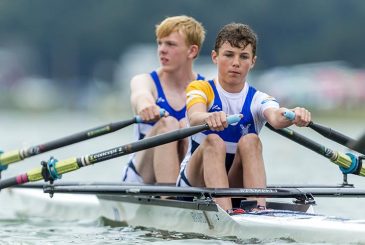 boys double scull on the start