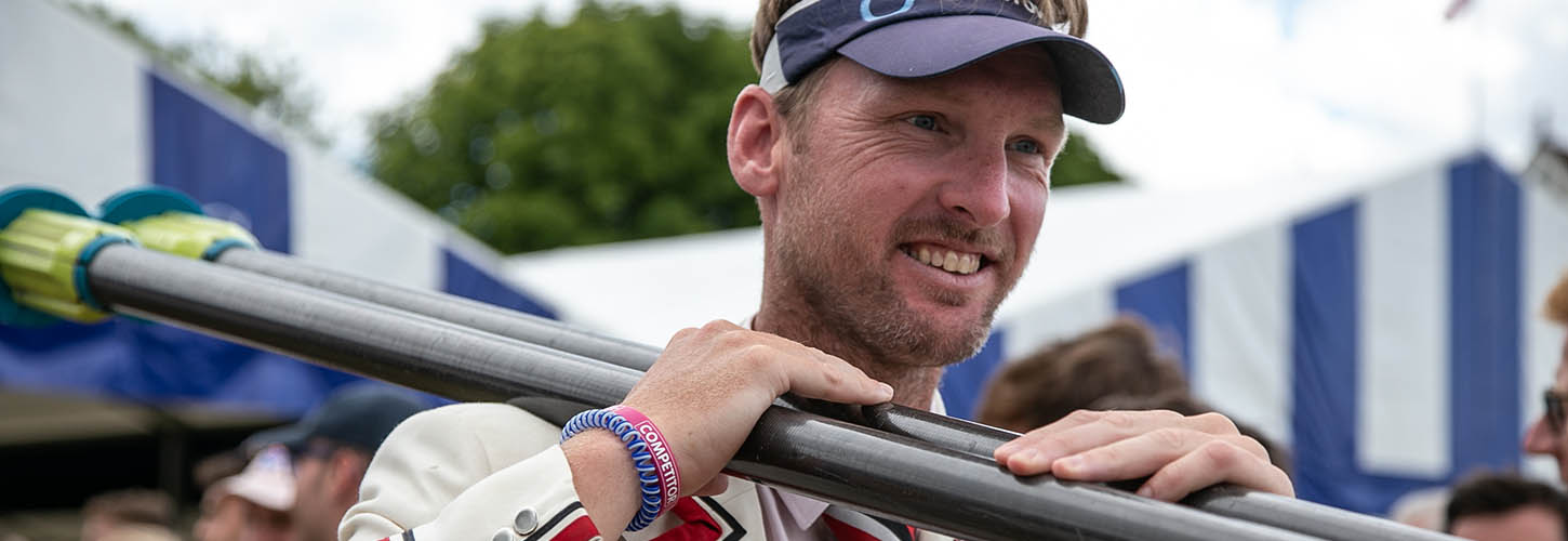 Sander Smulders carrying blades wearing Thames blazer