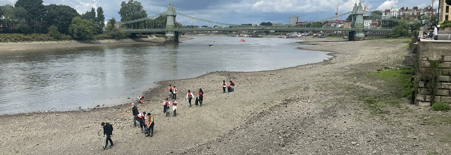 Beach clean on the Tideway