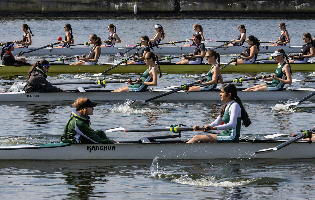 crews side by side i a multi-lane race